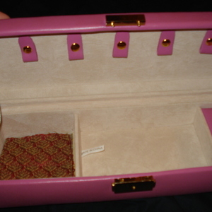 Pink alligatory jewelry box is being swapped online for free
