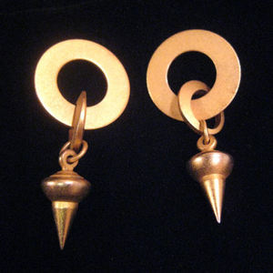 Wacky retro earrings is being swapped online for free