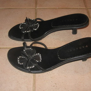 Black Flower Strappy Slides is being swapped online for free