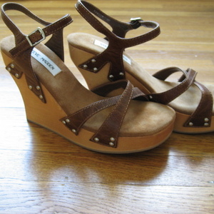 Steve Madden Sandals Size 9 is being swapped online for free