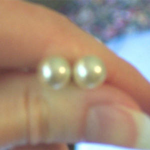 Pearly Stud Earrings is being swapped online for free