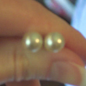 Pearly Stud Earrings is being swapped online for free