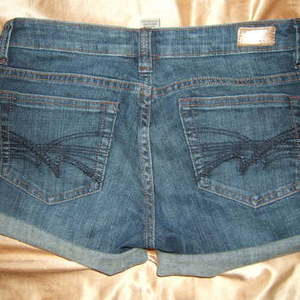 blue jean shorts is being swapped online for free