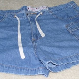 Drawstring jean shorts is being swapped online for free