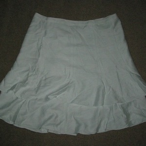 TRADED New BCBG MaxAxria White Skirt 2 is being swapped online for free