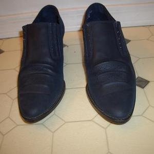 Vintage cowyboy booties is being swapped online for free