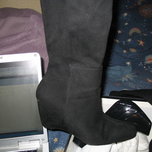  Apostrophe Black Boots- 7.5 is being swapped online for free