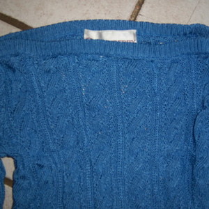 --HOLD---SMALL knit sweater OFF-SHOULDER Wide shoulder is being swapped online for free