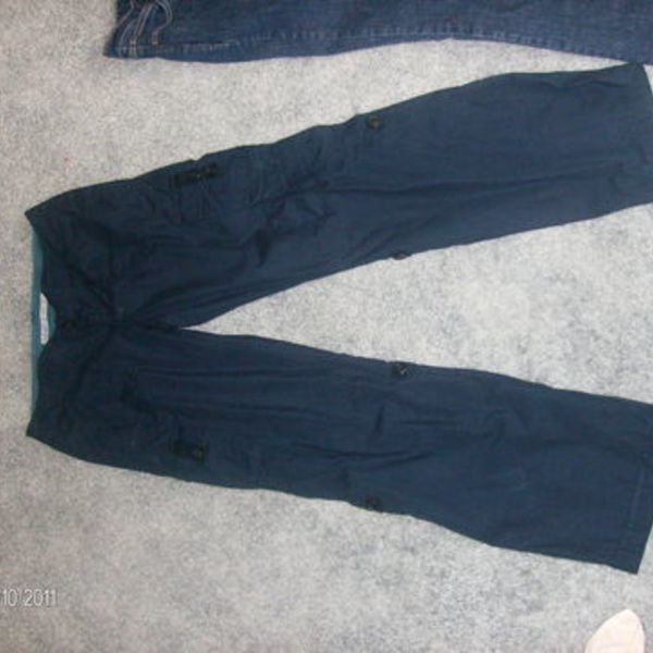 Navy blue pants/capris is being swapped online for free