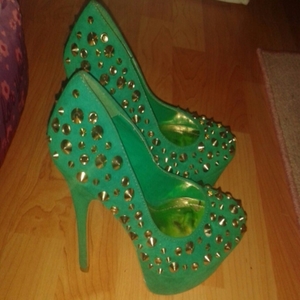 Spiked Platform Heel is being swapped online for free