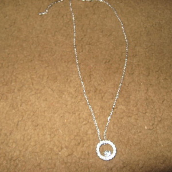 circle rhinestone pendant necklace is being swapped online for free