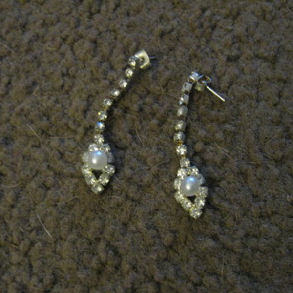 rhinestone and pearl drop earrings is being swapped online for free