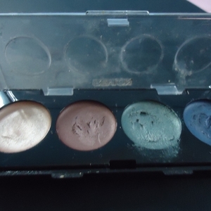 Revlon Creme Shadow is being swapped online for free