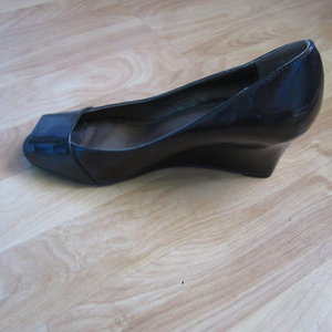 brown wedges is being swapped online for free