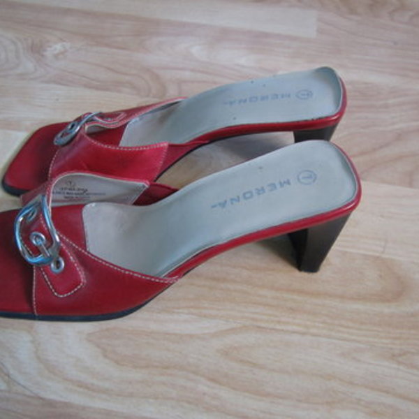 red buckle sandles is being swapped online for free