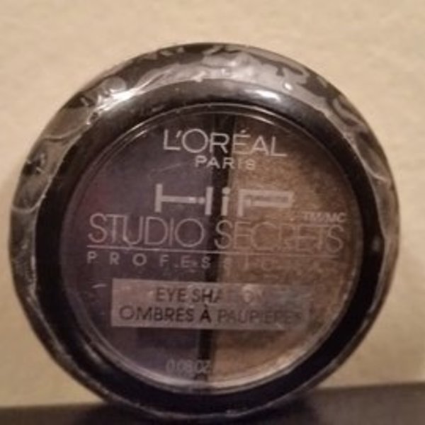 Loreal Studio Secrets eye shadow duo is being swapped online for free