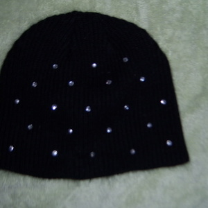 Black winter hat rhinestones is being swapped online for free