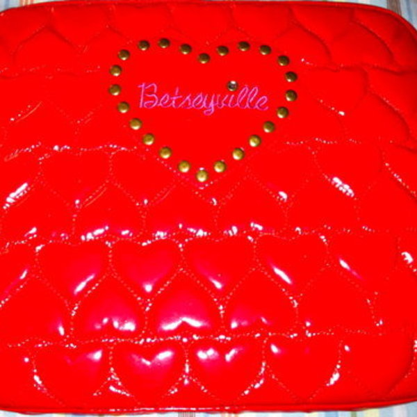 Betsey Johnson Large Laptop Case is being swapped online for free