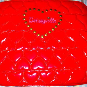Betsey Johnson Large Laptop Case is being swapped online for free