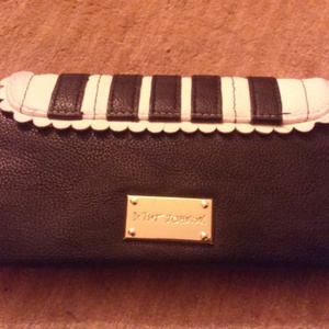 Betsey Jhonson Wallet  is being swapped online for free