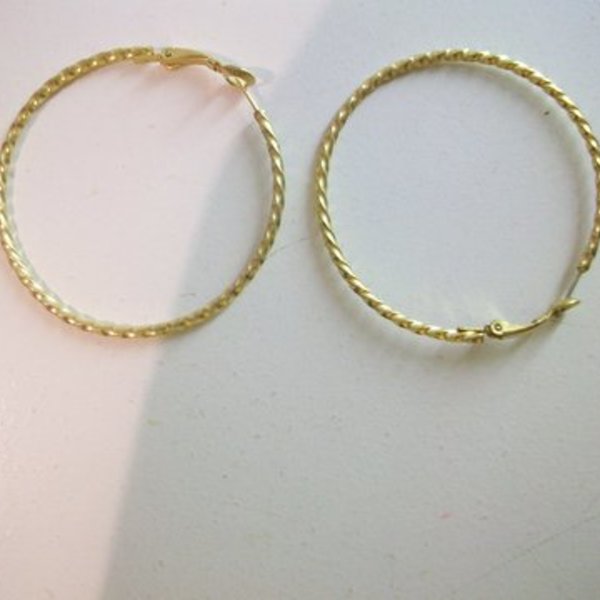 Gold Tone Hoops is being swapped online for free