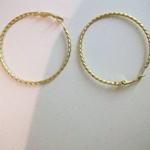 Gold Tone Hoops is being swapped online for free