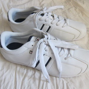 Tommy Hilfigher sneakers 6.5 is being swapped online for free