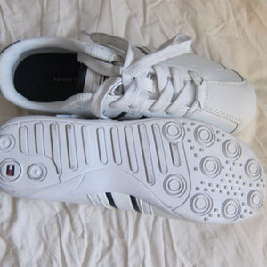Tommy Hilfigher sneakers 6.5 is being swapped online for free