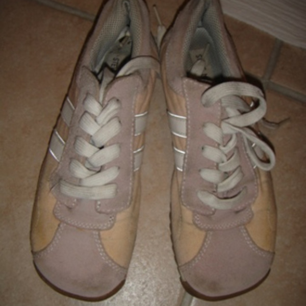 Steven Madden Pink Sneaker 7 is being swapped online for free