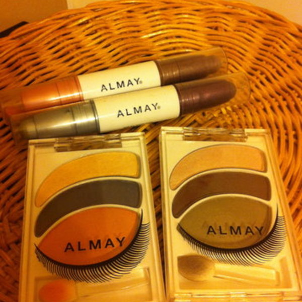 Almay eyeshadow lot - for green or hazel eyes is being swapped online for free