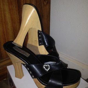 Paris Blues Heels is being swapped online for free