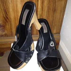 Paris Blues Heels is being swapped online for free