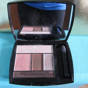 Lacome eyeshadow is being swapped online for free