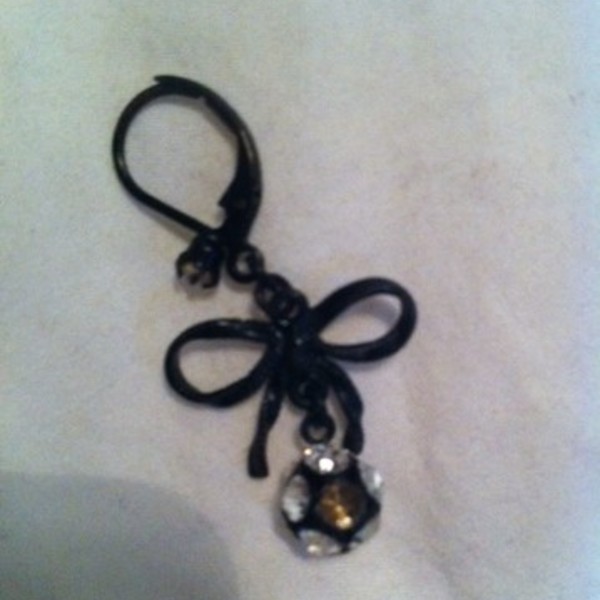 Betsey Johnson bow earrings is being swapped online for free