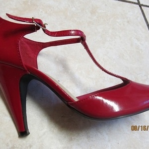 Ballroom dance shoes is being swapped online for free