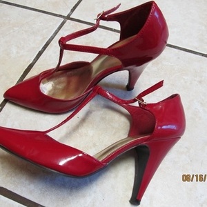 Ballroom dance shoes is being swapped online for free