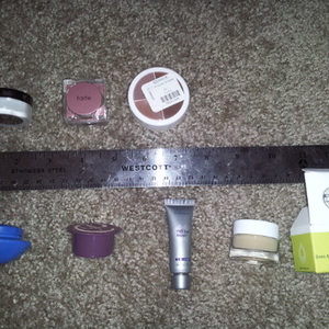 NEW Laura Mercier Universal Invisible Loose Setting Powder is being swapped online for free