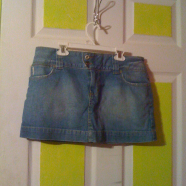 Plain bluejean AE mini skirt is being swapped online for free