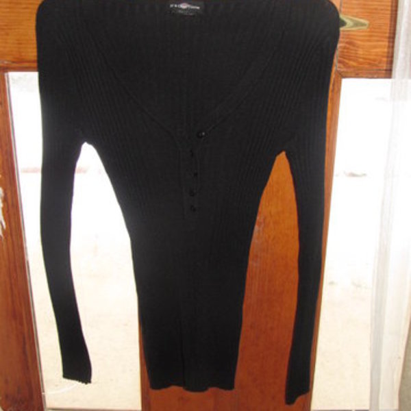 black fitted sweater is being swapped online for free