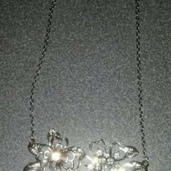 flower and jewels necklace is being swapped online for free