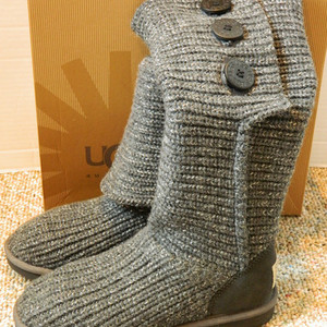 Ugg Grey Knit Boots Womens 7 is being swapped online for free
