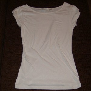 White Top Size Medium is being swapped online for free