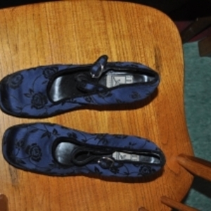 vintage blue and black heels size 8 is being swapped online for free