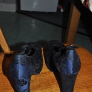 vintage blue and black heels size 8 is being swapped online for free