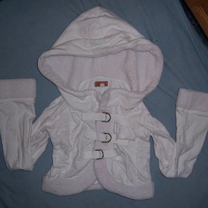 SMALL MEDIUM white sweater is being swapped online for free