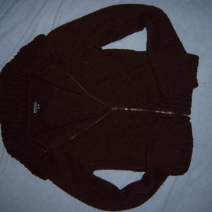   MEDIUM brown sweater top is being swapped online for free