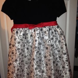 Girls Holiday Dress is being swapped online for free