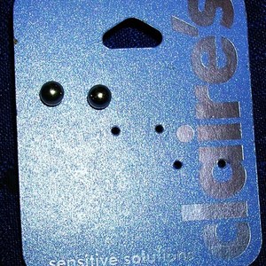 Claire's Gunmetal Ball stud earrings is being swapped online for free