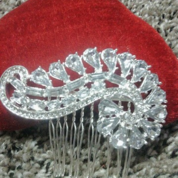 BEAUTIFUL LRG GEMSTONE HAIR PIN/COMB is being swapped online for free