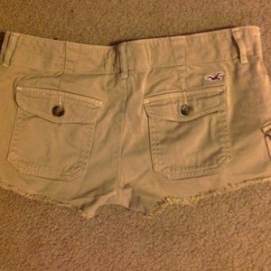 Hollister kaki shorts is being swapped online for free